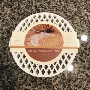 Lattice piecrust cutter